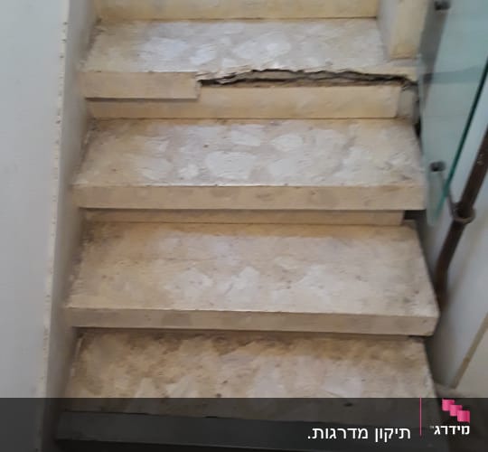 מדרגות אבן עם שבר ותיקון נדרש